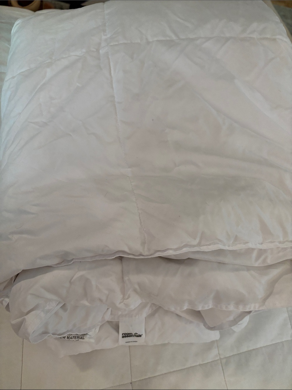 Target Room Essentials White Down Alternative Comforter - Lightweight full/queen